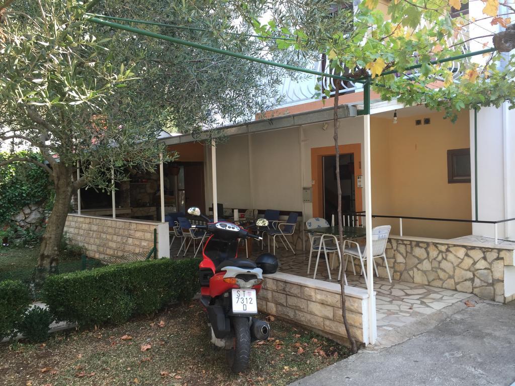 Apartments Bilic Nemira Omiš Esterno foto